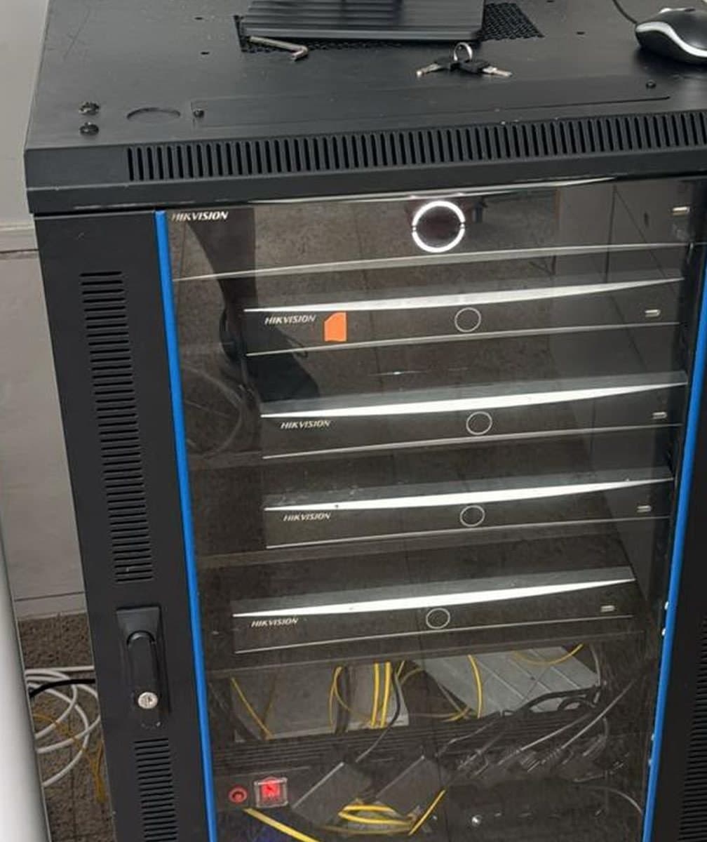 Cabinet rack cu înregistratoare video la sediul unui client