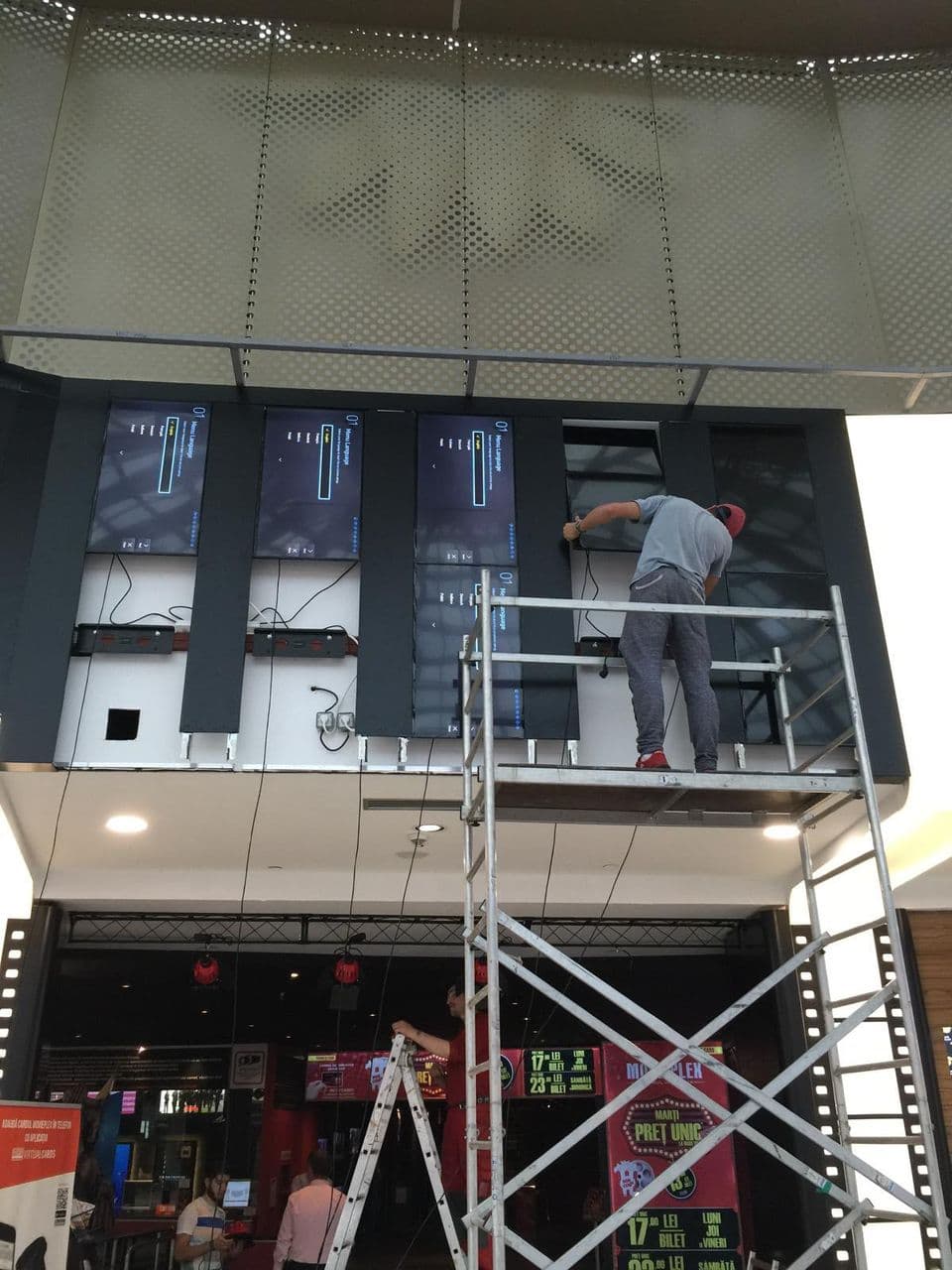 Instalarea unui perete video într-un spațiu comercial