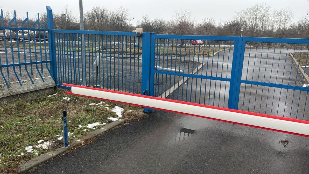 Barieră auto la intrarea într-o incintă