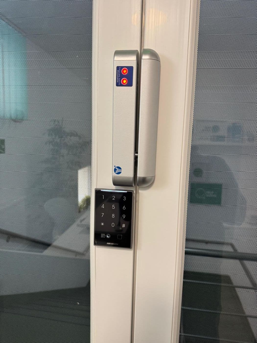 Cititor de control acces montat la o intrare