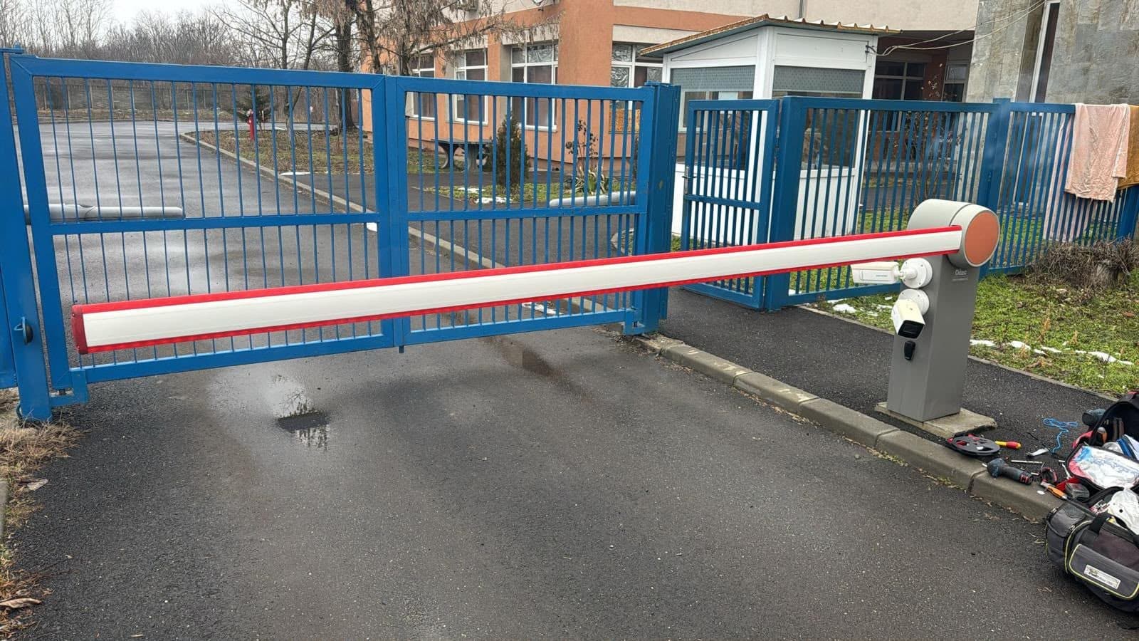Barieră de acces auto și poartă culisantă la intrarea unei incinte