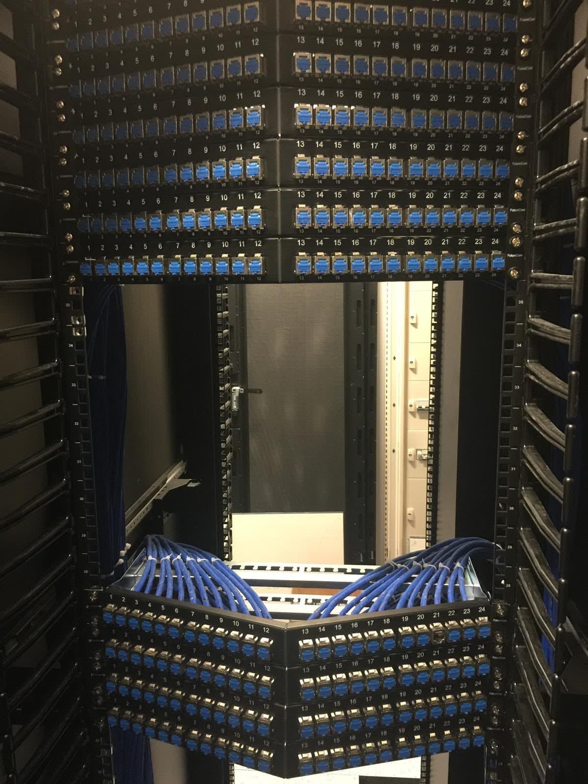 Rack cu patch panel-uri de fibră optică, într-o cameră de echipamente