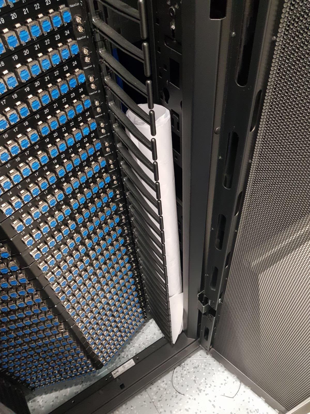 Cablare structurată ordonată într-un rack de rețea