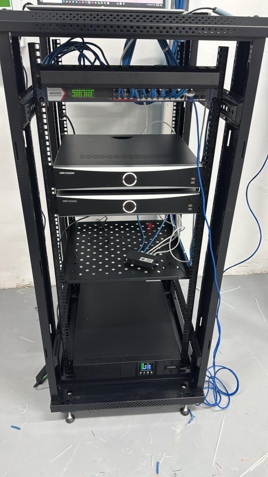 Rack de rețea instalat într-un spațiu tehnic
