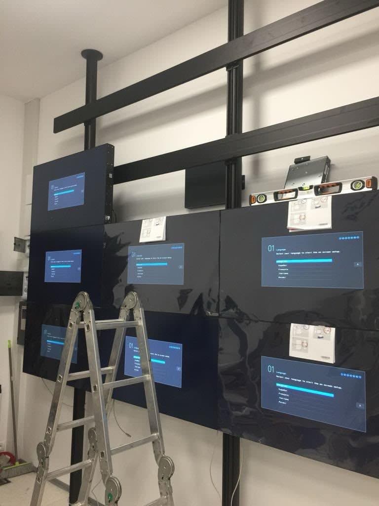 Perete video din module multiple montat pe perete, într-un spațiu comercial