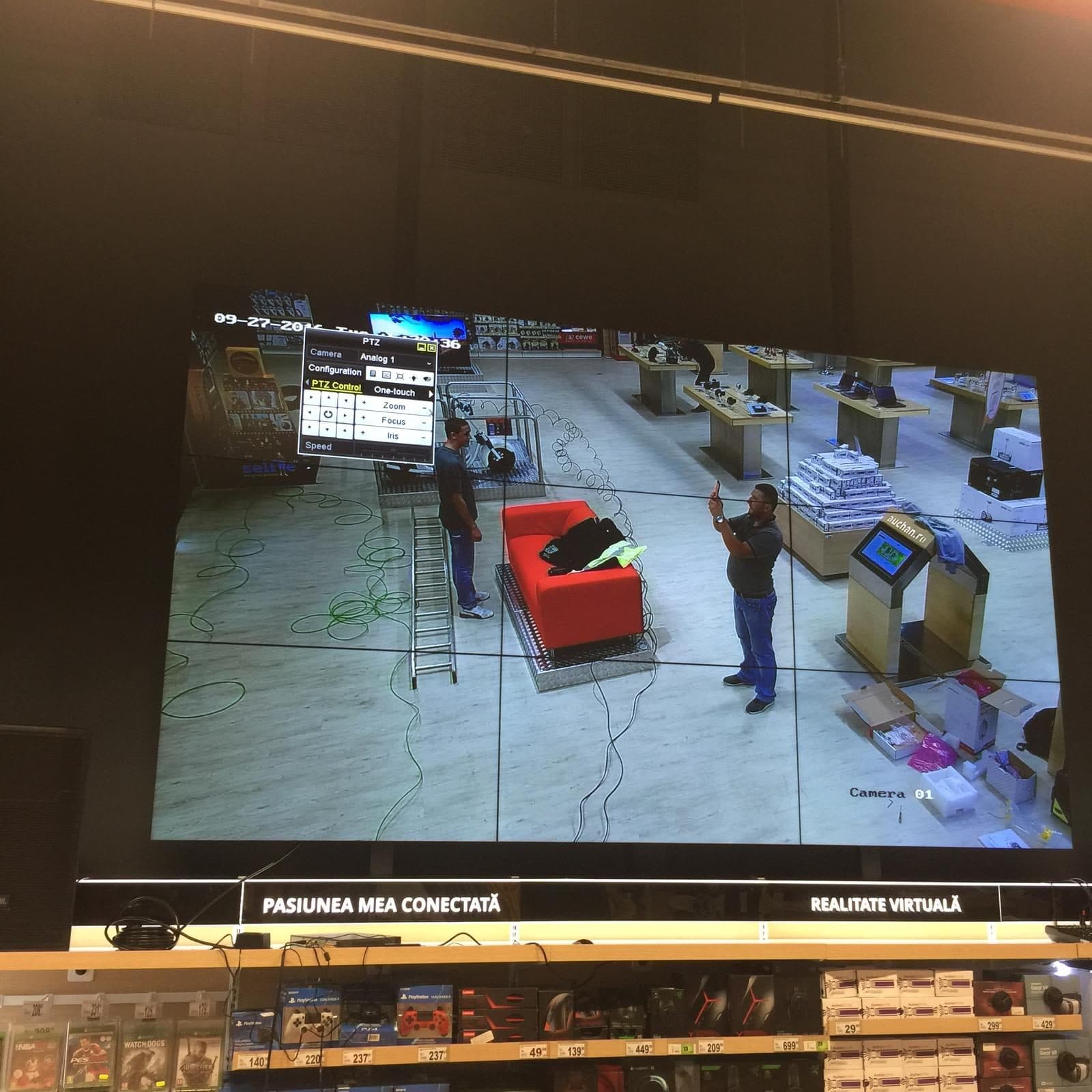 Perete video profesional instalat într-un showroom, afișând conținut în timp real