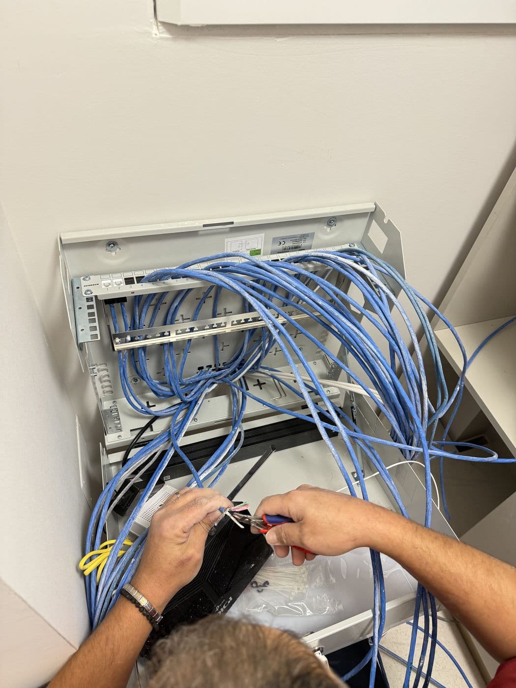 Conectarea cablurilor de rețea într-un rack
