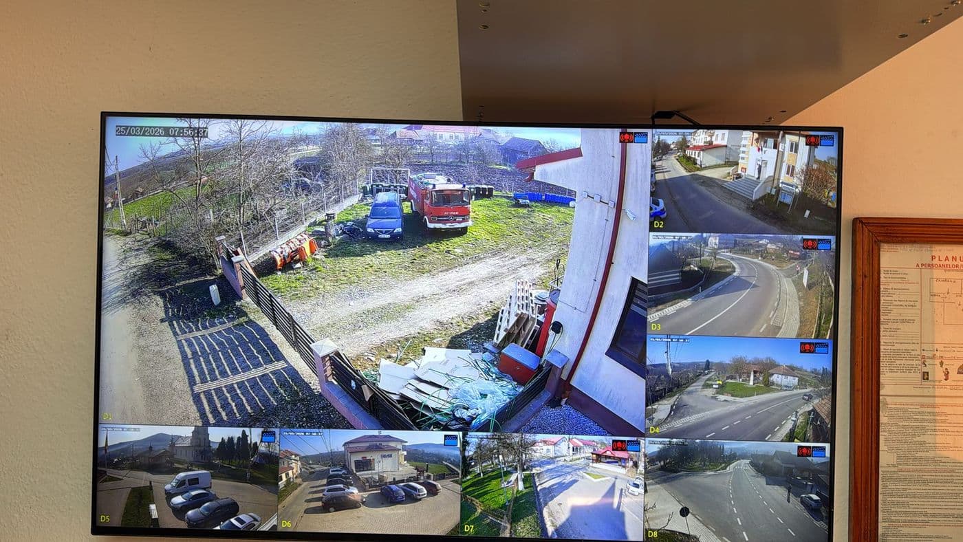 Monitor de dispecerat afișând camere de supraveghere