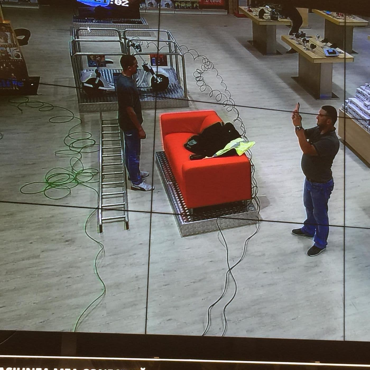 Ecrane de prezentare montate într-un showroom