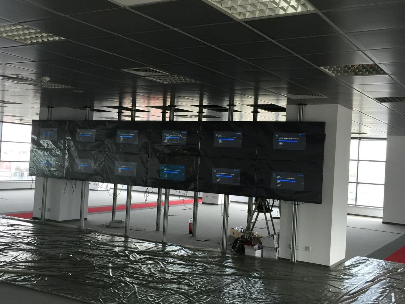 Ecrane multiple într-un spațiu comercial