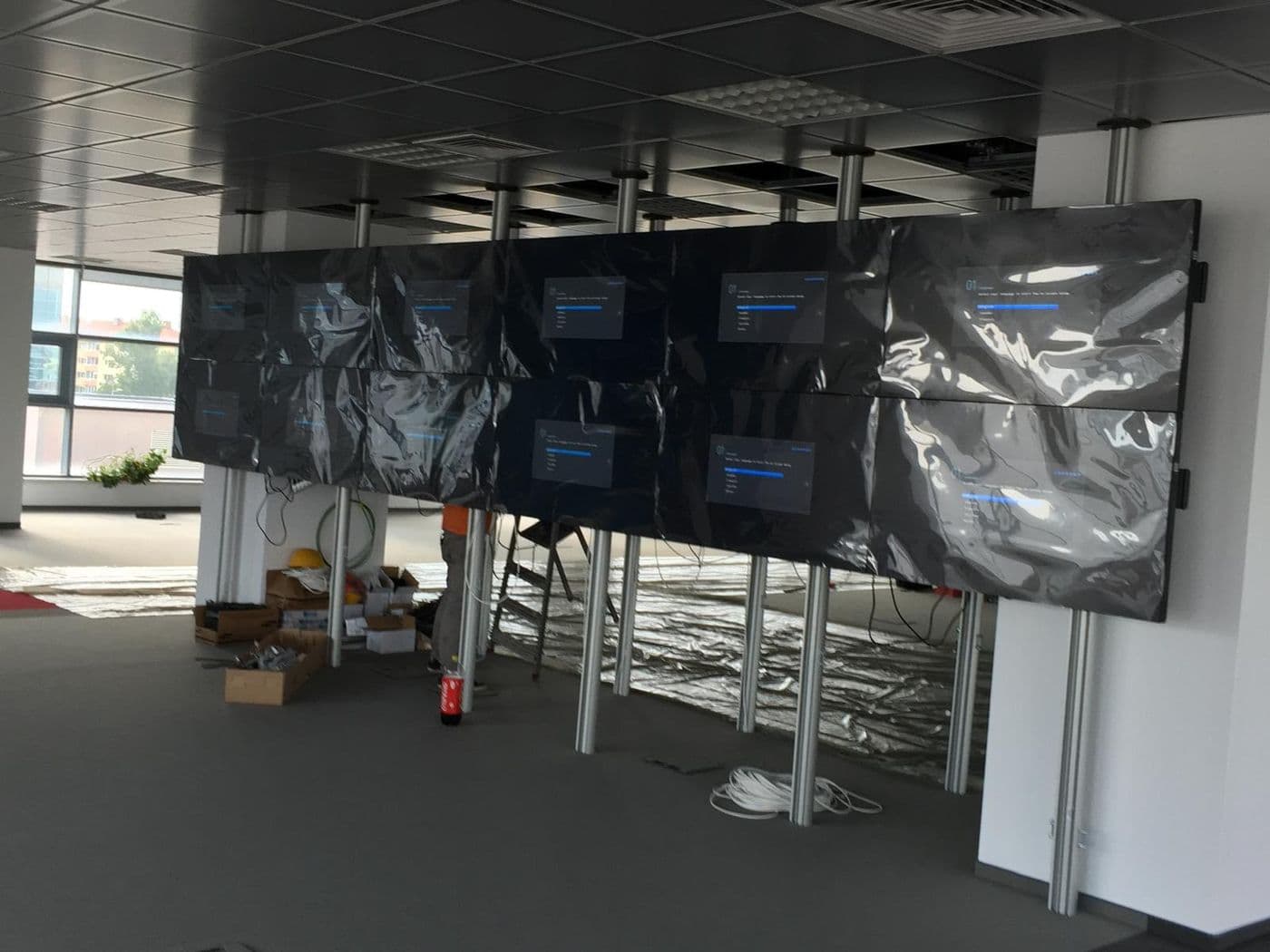 Instalare de displayuri într-un showroom